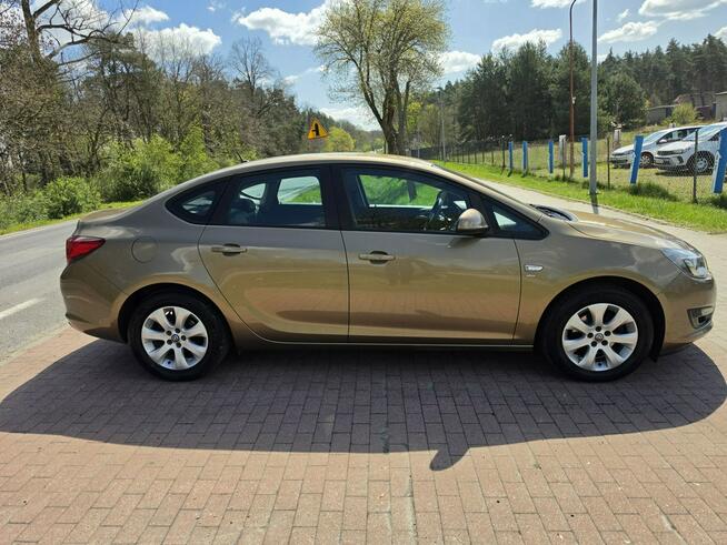 Opel Astra Sedan 1,4 benzynka w pięknym kolorze niski przebieg 117 tys