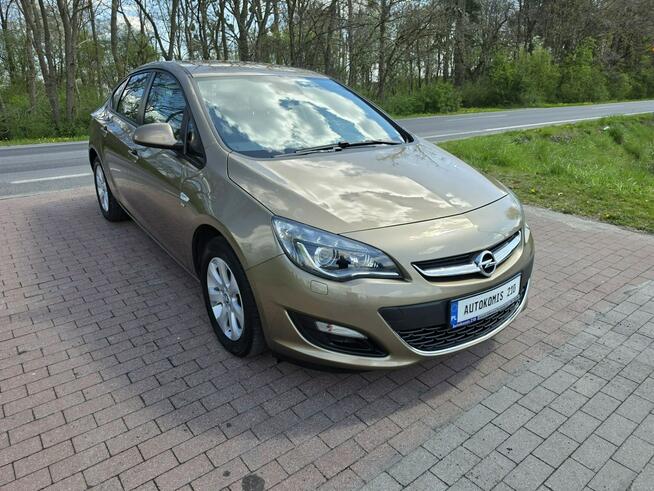 Opel Astra Sedan 1,4 benzynka w pięknym kolorze niski przebieg 117 tys