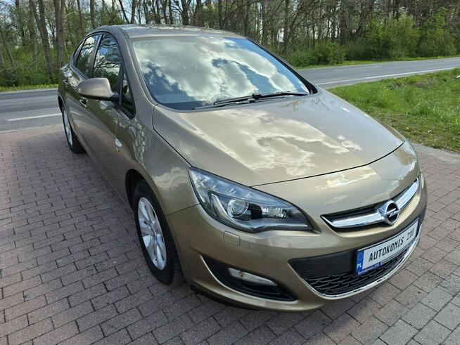 Opel Astra Sedan 1,4 benzynka w pięknym kolorze niski przebieg 117 tys