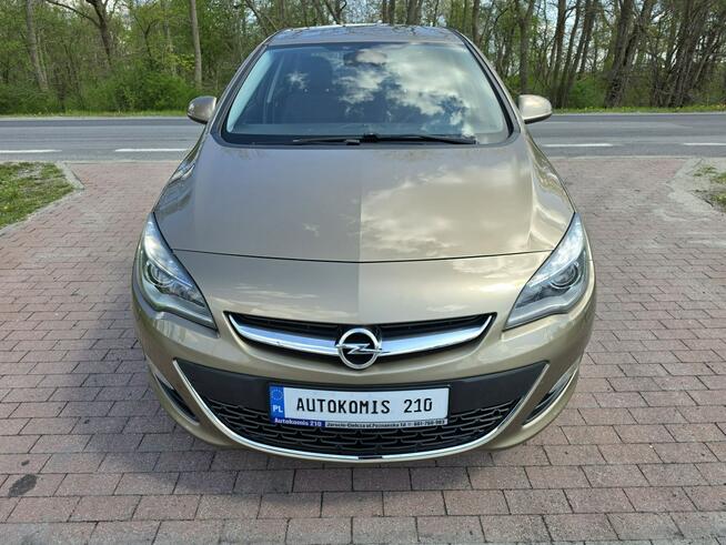 Opel Astra Sedan 1,4 benzynka w pięknym kolorze niski przebieg 117 tys