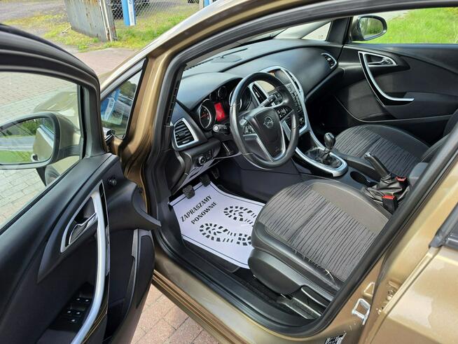 Opel Astra Sedan 1,4 benzynka w pięknym kolorze niski przebieg 117 tys