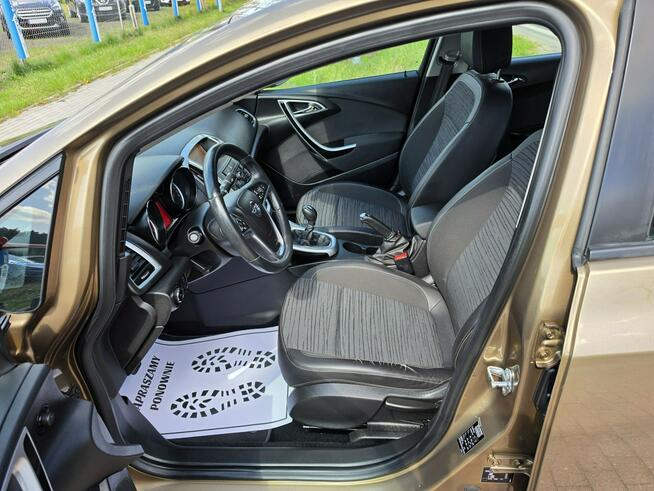 Opel Astra Sedan 1,4 benzynka w pięknym kolorze niski przebieg 117 tys