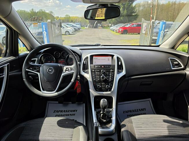 Opel Astra Sedan 1,4 benzynka w pięknym kolorze niski przebieg 117 tys
