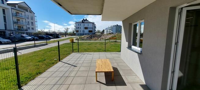 Nowoczesna kawalerka z ogrodowym tarasem i miejscem postojow