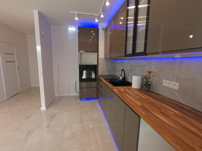 Nowoczesna kawalerka z ogrodowym tarasem i miejscem postojow