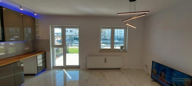 Nowoczesna kawalerka z ogrodowym tarasem i miejscem postojow