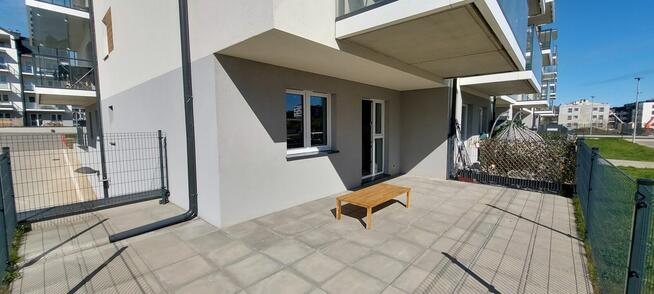 Nowoczesna kawalerka z ogrodowym tarasem i miejscem postojow