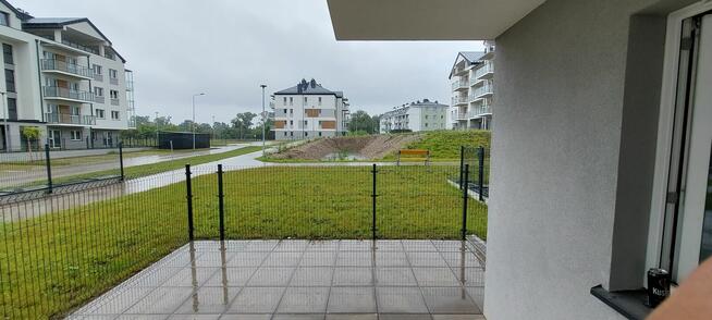 Nowoczesna kawalerka z ogrodowym tarasem i miejscem postojow