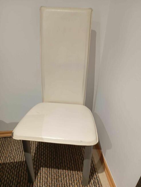 Sprzedam cztery krzesła kremowe