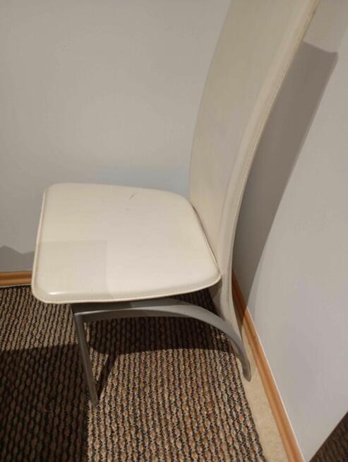 Sprzedam cztery krzesła kremowe