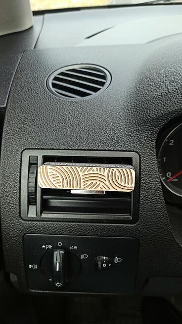 Drewniany dyfuzor zapachowy do auta – personalizowany, wielo