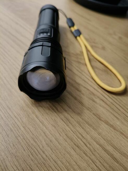 Latarka LED z funkcją zoomu
