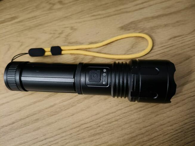 Latarka LED z funkcją zoomu