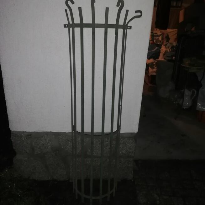 stare metalowe okna , koryta ceramiczne ,oslony metalowe do