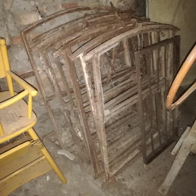 stare metalowe okna , koryta ceramiczne ,oslony metalowe do