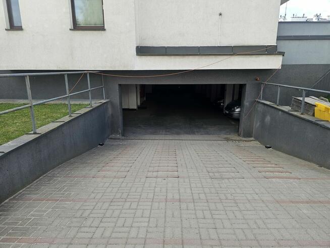 Miejsce postojowe w hali garażowej z komórką lokatorską