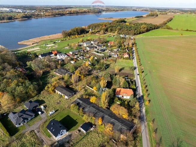 Działka zabudowana starą szkołą|jez.Niepruszewskie