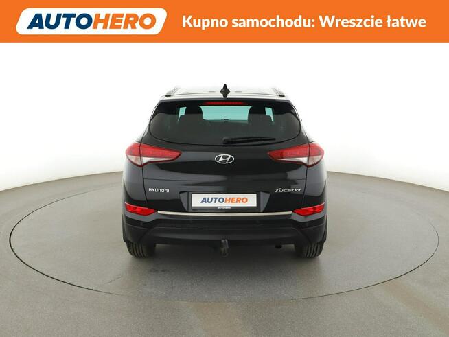 Hyundai Tucson klima auto navi grzane fotele kamera i czujniki parkowania hak