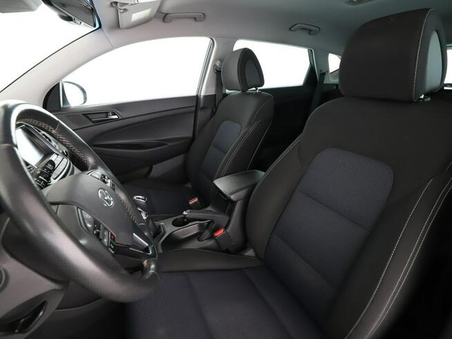 Hyundai Tucson klima auto navi grzane fotele kamera i czujniki parkowania hak