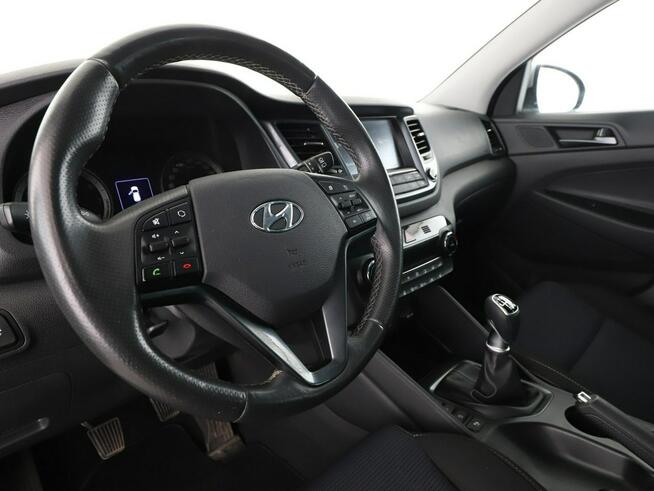 Hyundai Tucson klima auto navi grzane fotele kamera i czujniki parkowania hak