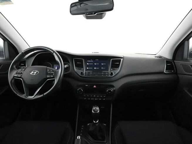 Hyundai Tucson klima auto navi grzane fotele kamera i czujniki parkowania hak