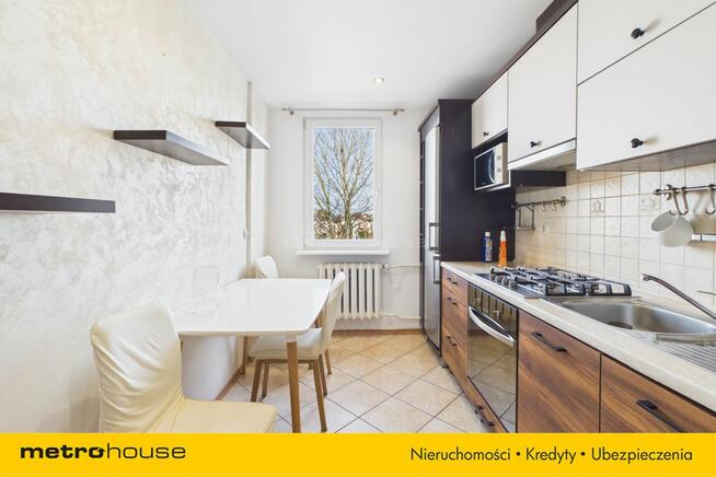50,3 m2 2 pokoje, balkon. Blisko sklepy.