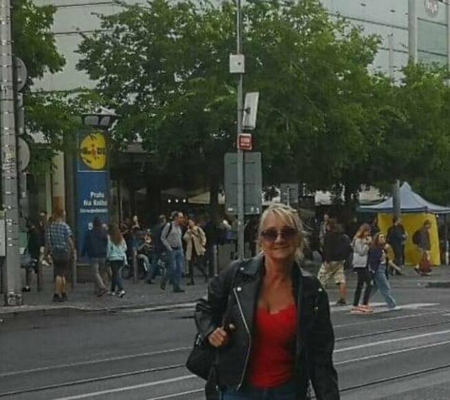 Dojrzała, pogodna ,gotowa na nowy rozdziałł.