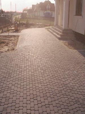 Układanie kostki brukowej. Zakład Drogowy Mar-Bruk