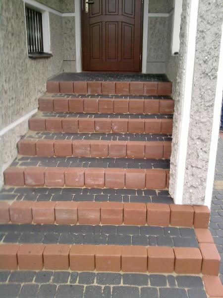 Układanie kostki brukowej. Zakład Drogowy Mar-Bruk