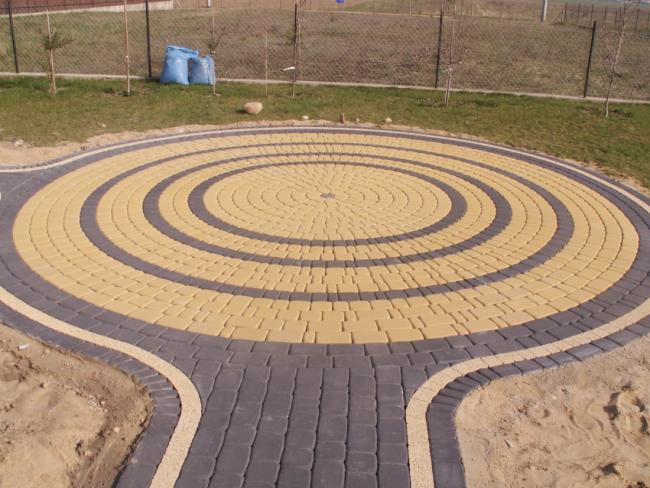 Układanie kostki brukowej. Zakład Drogowy Mar-Bruk