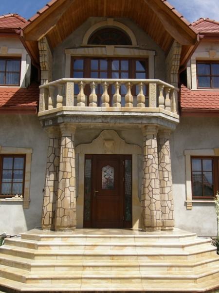 Balustrady z kwadratowymi tralkami - kamień naturalny