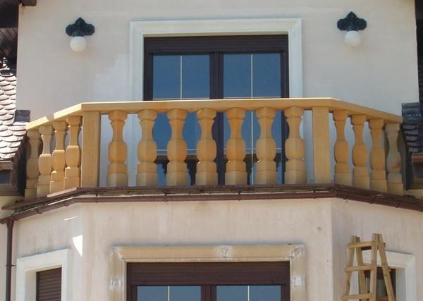 Balustrady z kwadratowymi tralkami - kamień naturalny