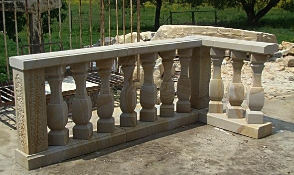 Balustrady z kwadratowymi tralkami - kamień naturalny