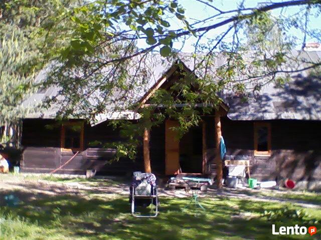 Stary domek w pieknym miejscu na lato