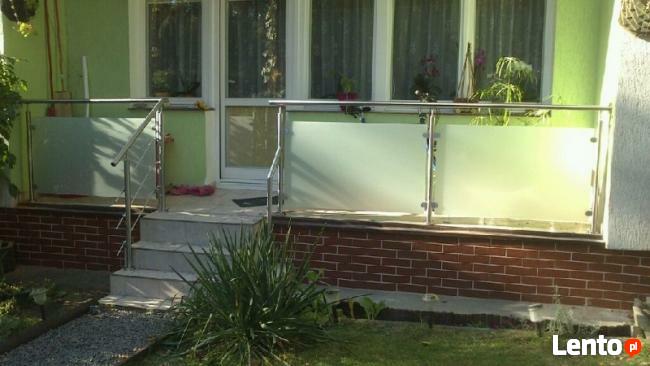 Eleganckie i trwałe balustrady ze stali nierdzewnej.