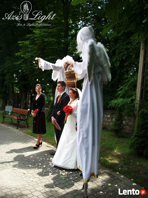 Szczudlarze Aniołki na Ślub Azislight teatr ognia