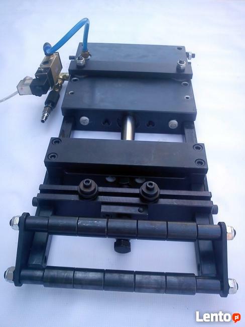 Podajnik pneumatyczny do podawania blachy-taśmy-drutu