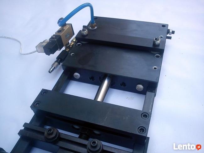 Podajnik pneumatyczny do podawania blachy-taśmy-drutu