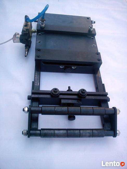 Podajnik pneumatyczny do podawania blachy-taśmy-drutu