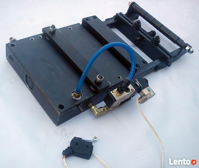 Podajnik pneumatyczny do podawania blachy-taśmy-drutu