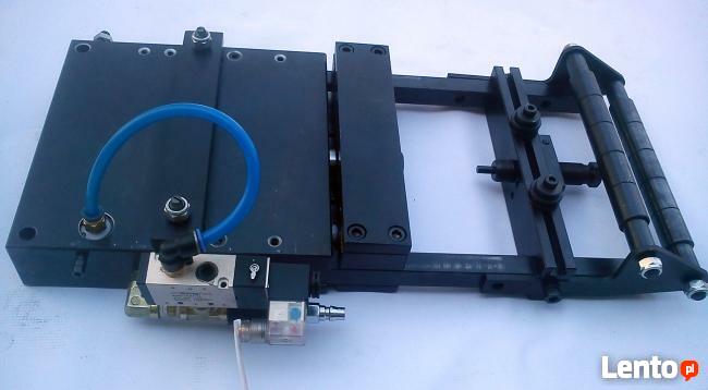 Podajnik pneumatyczny do podawania blachy-taśmy-drutu