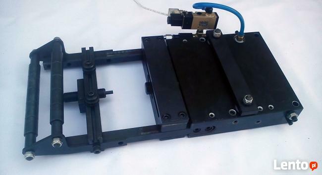 Podajnik pneumatyczny do podawania blachy-taśmy-drutu