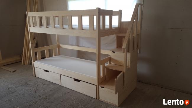 łóżko piętrowe ze schodkami