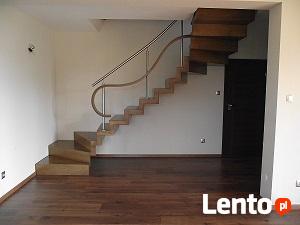 Schody i podłogi z drewna.