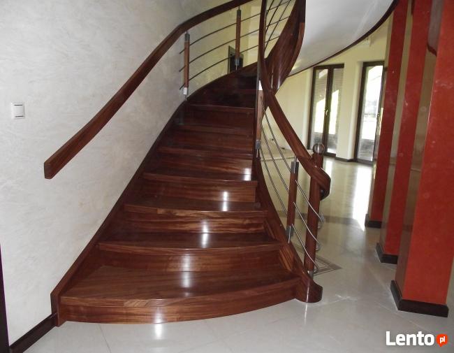 Schody i podłogi z drewna.