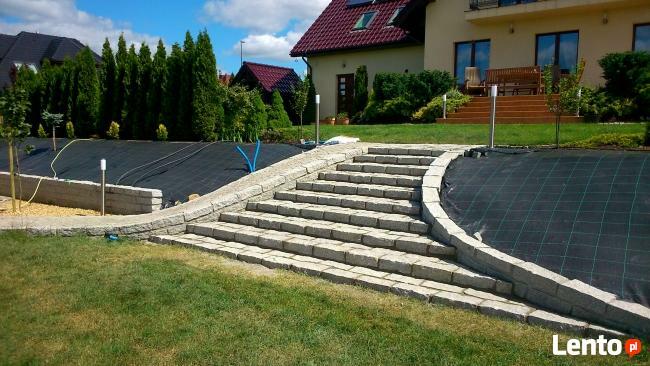 Schody z kamienia i klinkieru