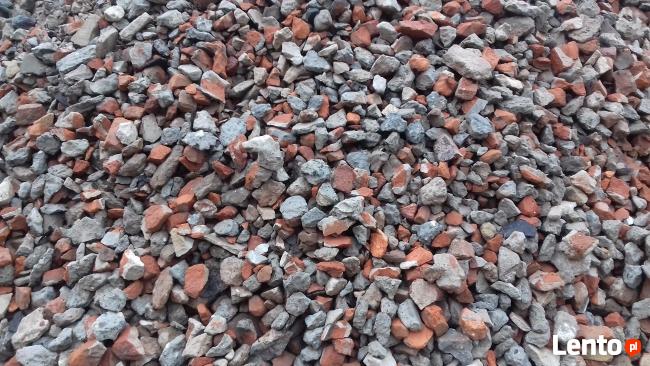 Ziemia ogrodowa i piasek budowlany