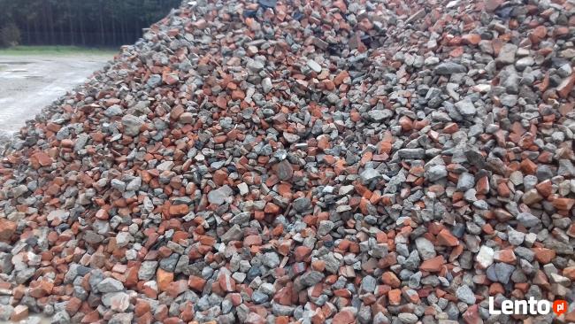 Ziemia ogrodowa i piasek budowlany