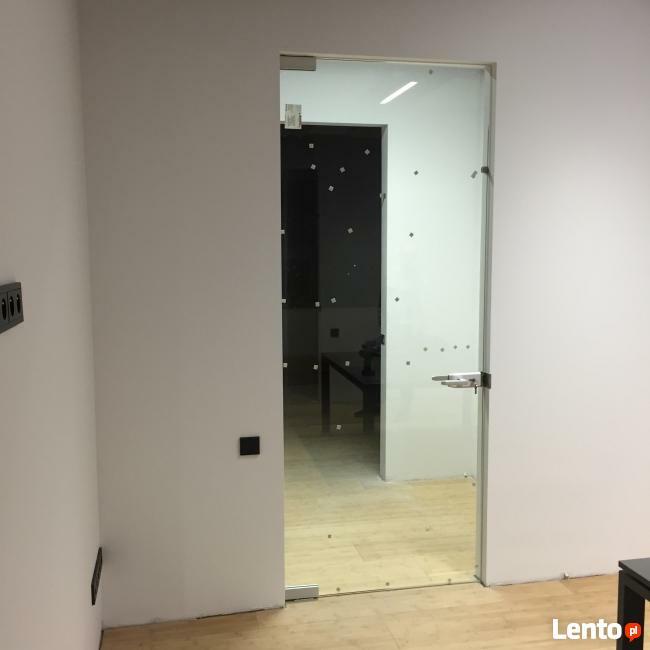 Ścianki szklane, drzwi szklane, folia inteligentna na pilota