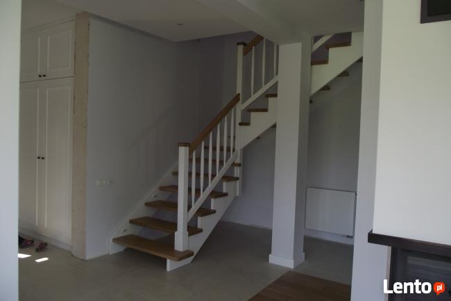 Nowoczesne schody drewniane i stalowe.